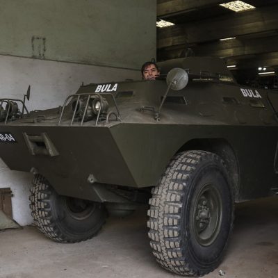 O técnico da Associação Portuguesa de Antigos Veículos Militares Antonio Carvalho conduz o veículo militar Chaimite restaurado para os 50 anos da revolução portuguesa de 25 de abril