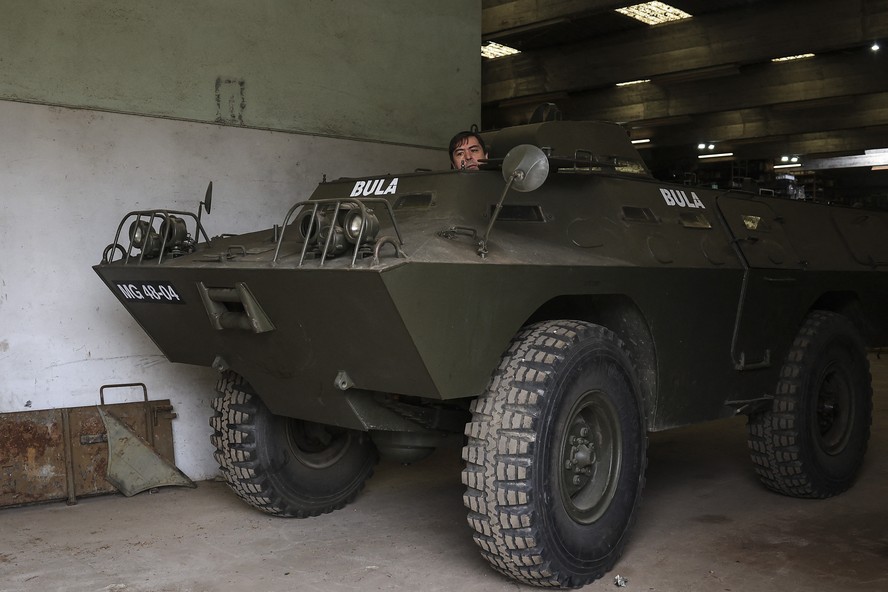 O técnico da Associação Portuguesa de Antigos Veículos Militares Antonio Carvalho conduz o veículo militar Chaimite restaurado para os 50 anos da revolução portuguesa de 25 de abril