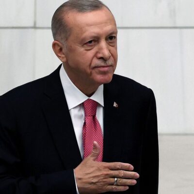 O presidente turco, Recep Tayyip Erdogan, toma posse após ser reeleito presidente da Turquia