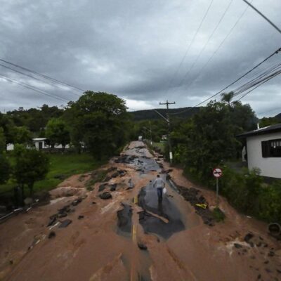 Vista de uma estrada inundada e destruída após fortes chuvas em Encantado, no Rio Grande do Sul