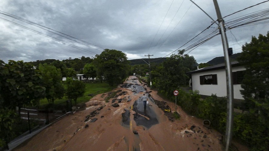 Vista de uma estrada inundada e destruída após fortes chuvas em Encantado, no Rio Grande do Sul