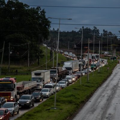 Engarrafamento na única via de entrada e saída de Porto Alegre