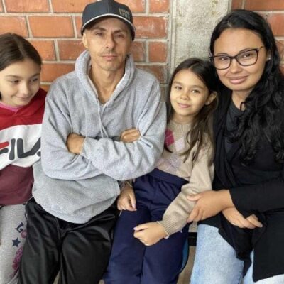 Carmem de Souza, o marido e as duas filhas saíram de Canoas para Capão da Canoa: casa inundada, cinco dias sem banho e ajuda no litoral -  (crédito: Mayara Souto)