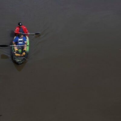 Dupla anda de caiaque por Canoas, no Rio Grande do Sul