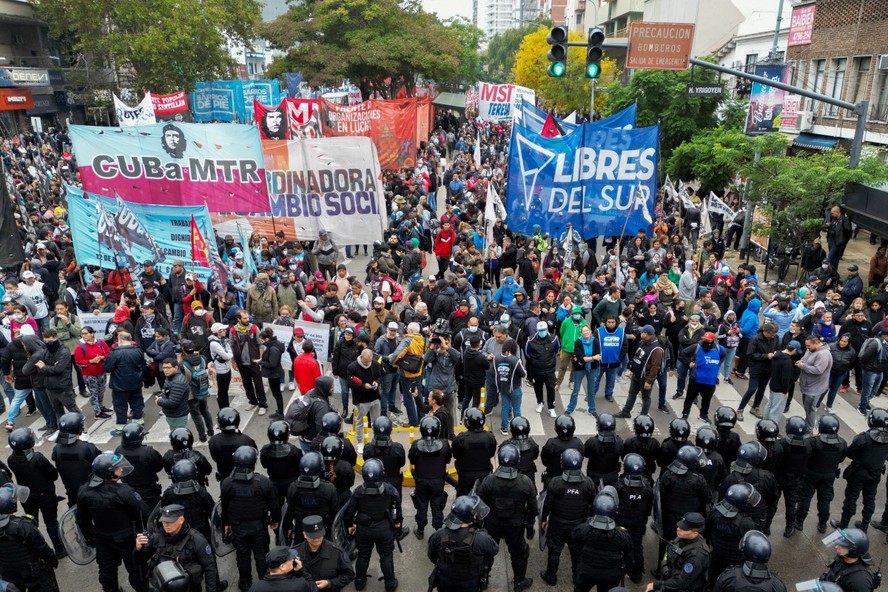 Movimentos sociais são bloqueados pelas forças de segurança a caminho da residência presidencial em Buenos Aires