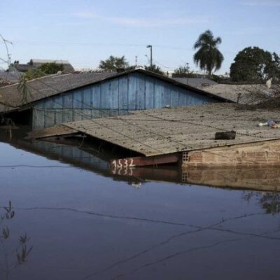 Vista de uma casa inundada no bairro Rio Branco, em Canoas, Rio Grande do Sul, Brasil, tirada em 17 de maio de 2024       -  (crédito:  ANSELMO CUNHA / AFP)