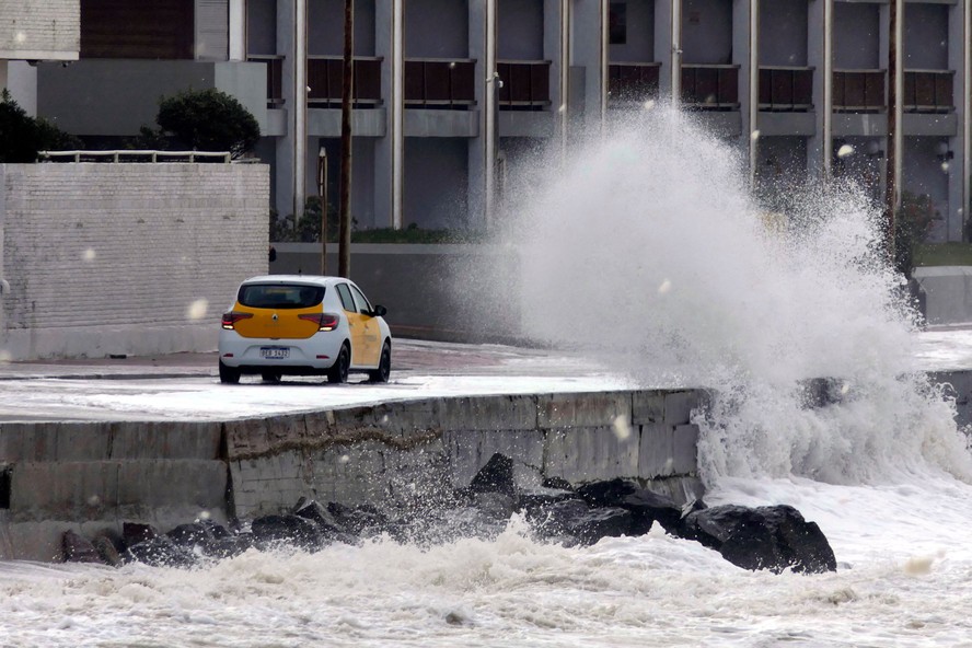Ondas quebram sobre o passeio marítimo durante a passagem de um ciclone subtropical no Uruguai