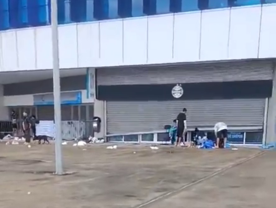 Imagens das redes sociais mostram Arena do Grêmio sendo saqueada