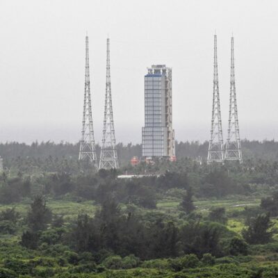 Plataforma de lançamento da missão Chang'e-6, no centro espacial de Wenchang, na província de Hainan, Sul da China