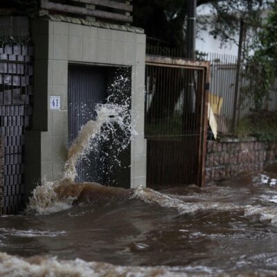 As enchentes inundaram as ruas do bairro de Ipanema, em Porto Alegre, Rio Grande do Sul.