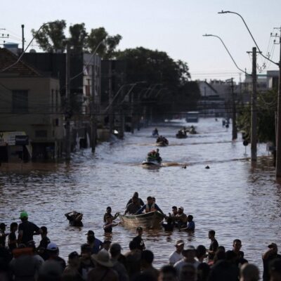 Drama das chuvas: voluntários trabalham no resgate de moradores em Porto Alegre, no Rio Grande do Sul