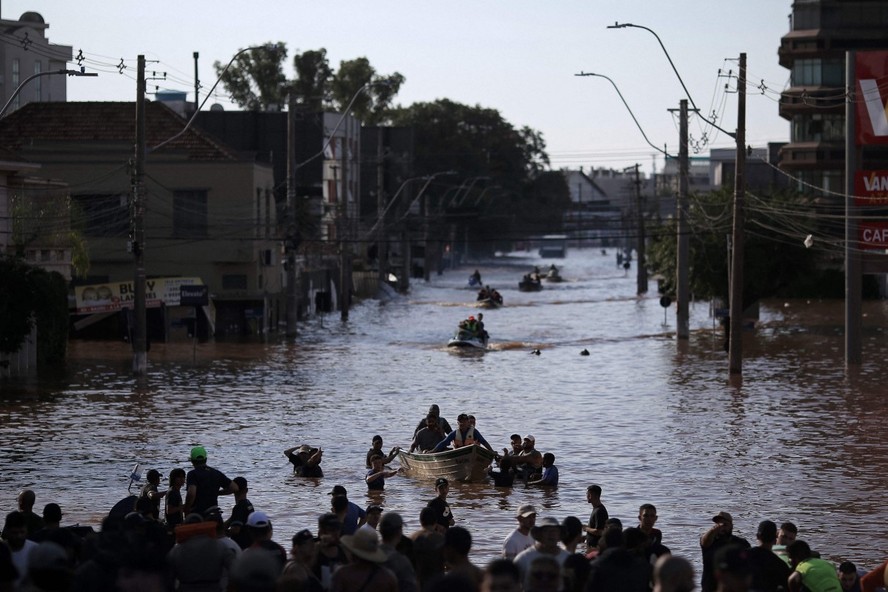 Drama das chuvas: voluntários trabalham no resgate de moradores em Porto Alegre, no Rio Grande do Sul