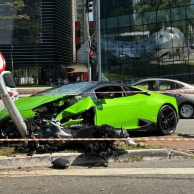 Lamborghini destroçada depois de colisão com moto de assaltante em SP