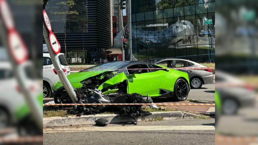 Lamborghini destroçada depois de colisão com moto de assaltante em SP