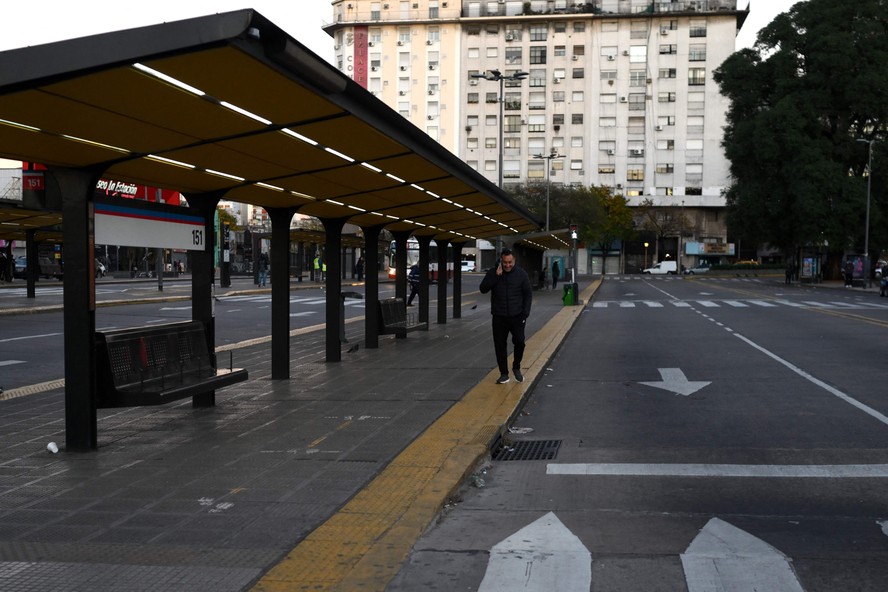 Parada de ônibus esvaziada no terminal Constitución, em Buenos Aires, após anúncio de greve geral