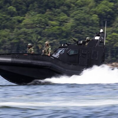 Militares da Marinha do Brasil fazem patrulhamento no Porto de Santos no âmbito da GLO