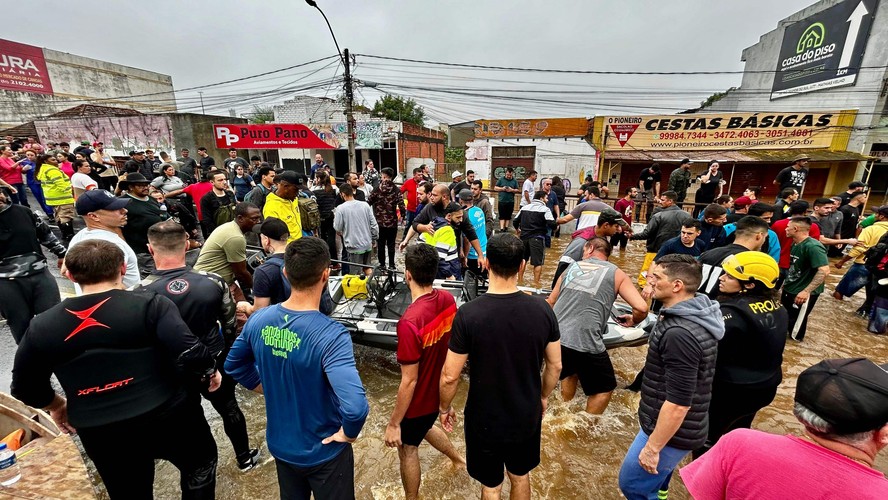 Esta foto divulgada pela Prefeitura de Canoas, município do Rio Grande do Sul, mostra equipes de resgate e voluntários ajudando vítimas de enchentes.