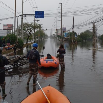 Botes da Defesa Civil em resgate em Porto Alegre