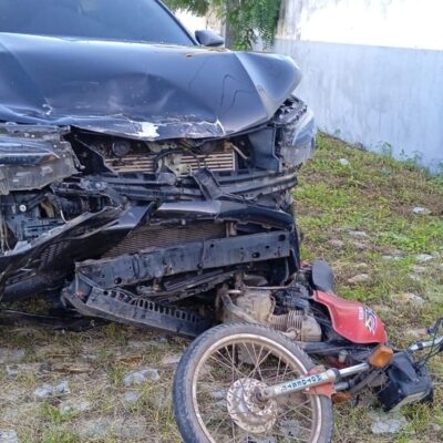 Caminhonete ficou com a frente destruída após bater em dois veículos e arrastar moto por vários metros — Foto: Divulgação