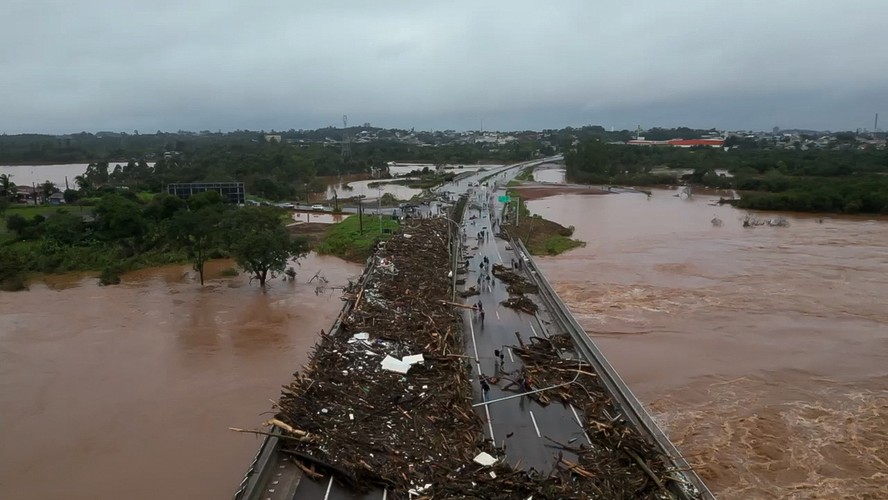Recorte de vídeo divulgado pela Defesa Civil de São Paulo mostra a ponte inundada do rio Taquari, que faz parte da rodovia BR-396 que liga as cidades de Lageado e Estrela, na região do Vale do Taquari, no Rio Grande do Sul.