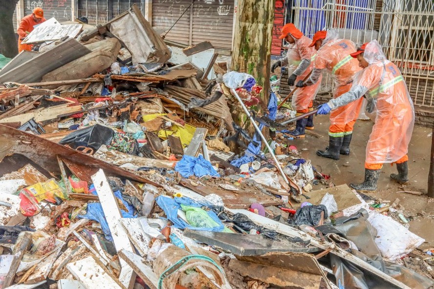 Após fortes chuvas, funcionários do departamento municipal de limpeza urbana (DMLU), fazem a retirada de lixo acumulado nas ruas de Porto Alegre