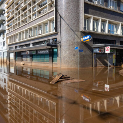 O governo e as prefeituras já começaram a limpeza em locais atingidos por enchentes, mas o retorno das chuvas fez a água subir novamente; na image, rua alagada em Porto Alegre