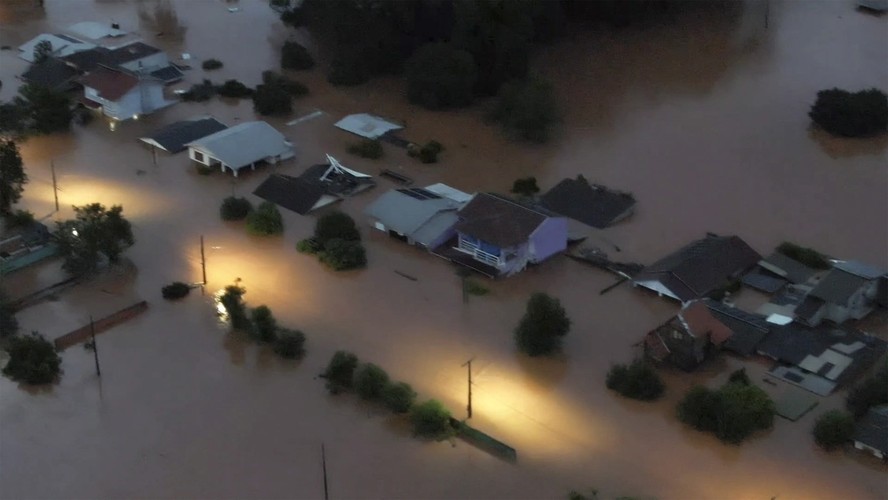 Fortes chuvas no Rio Grande do Sul: pelo menos dez pessoas morreram e 21 estão desaparecidas.