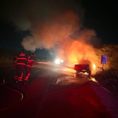Carro incendiado na BR-110 entre Mossoró e Areia Branca — Foto: CBMRN/Divulgação