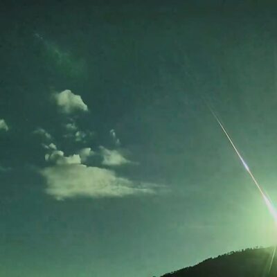 Espanha. 19/05/2023 Um fragmento de cometa ilumina os céus visto de Cáceres, Espanha.  nesta imagem tirada de um vídeo de mídia social. Foto: REUTERS IMAGEM FOI FORNECIDA POR TERCEIROS.