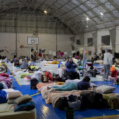 Abrigo em Porto Alegre, uma das cidades mais castigadas pelas enchentes nos últimos 18 dias: metade das unidades do estado precisam de cobertores