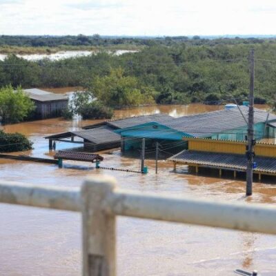 Em publicação na rede social X, o governador Eduardo Leite (PSDB) informou que a situação vai piorar e renovou o alerta sobre risco de enchentes.

 -  (crédito: Gustavo Mansur/ Palácio Piratini)