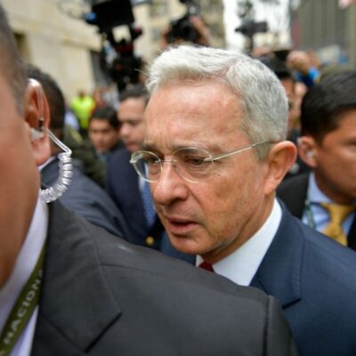 Alvaro Uribe chega ao Palácio da Justiça para audiência de caso de adulteração de testemunhas em Bogotá, Colômbia