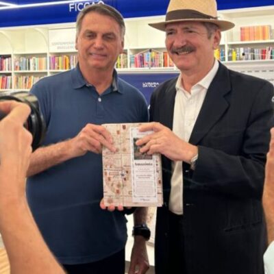 O ex-presidente Jair Bolsonaro (à esquerda, de azul) e o ex-ministro Aldo Rebelo (à direita, de chapéu) durante o lançamento do livro 