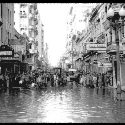 Como os personagens que descreveu em seu livro sobre as enchentes de 1941, o escritor Rafael Guimaraens acabou ilhado pelas águas do Guaíba agora em 2024 -  (crédito: Aline More, divulgação)