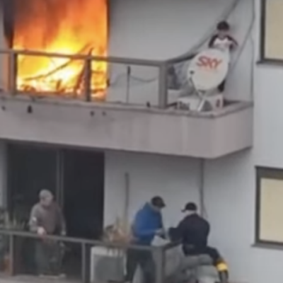 Criança sendo resgatada de apartamento em chamas em Farroupilha (RS)