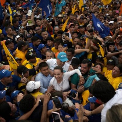A líder da oposição venezuelana María Corina Machado cumprimenta apoiadores durante um comício em Maracaibo, estado de Zulia, Venezuela