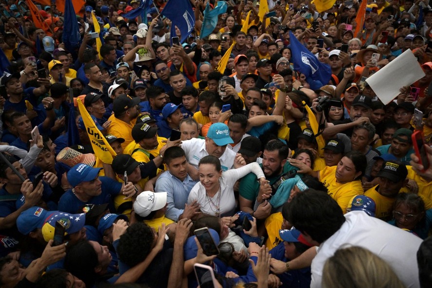 A líder da oposição venezuelana María Corina Machado cumprimenta apoiadores durante um comício em Maracaibo, estado de Zulia, Venezuela