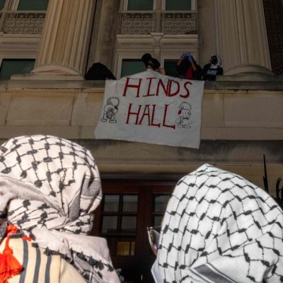 Manifestantes pró-Palestina ocupam o Hamilton Hall, na Universidade Columbia, renomeando o lugar como Hind Hall, em homenagem a Hind Rajab, criança de seis anos morta em Gaza em março
