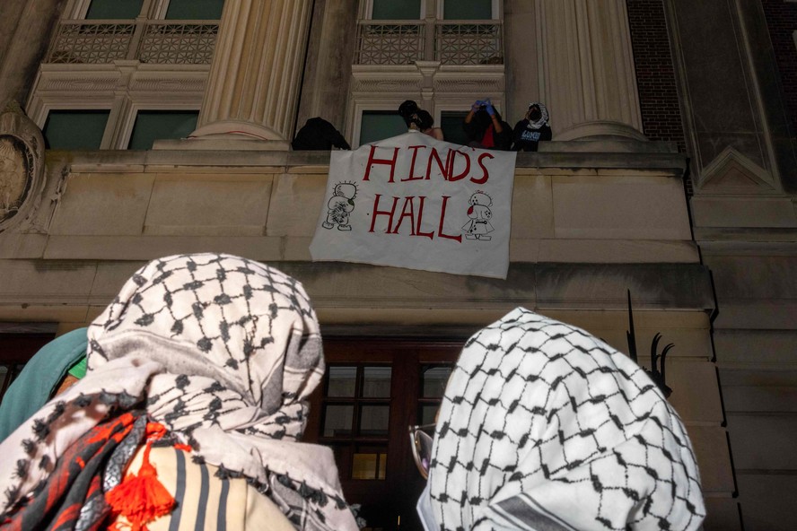 Manifestantes pró-Palestina ocupam o Hamilton Hall, na Universidade Columbia, renomeando o lugar como Hind Hall, em homenagem a Hind Rajab, criança de seis anos morta em Gaza em março