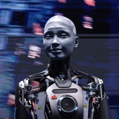 Robô Ameca, movido por inteligência artificial no Mobile World Congress (MWC) na Feira de Barcelona, Espanha