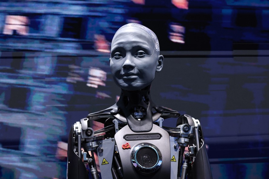 Robô Ameca, movido por inteligência artificial no Mobile World Congress (MWC) na Feira de Barcelona, Espanha