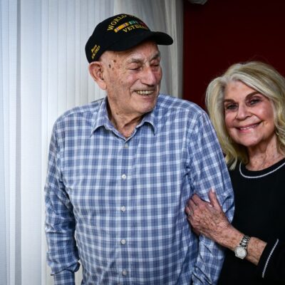 O veterano da Segunda Guerra Mundial Harold Terens, 100, e sua noiva Jeanne Swerlin, 96, posam para uma foto durante uma entrevista, em 3 de abril de 2024, em Boca Raton, na Flórida, Estados Unidos
