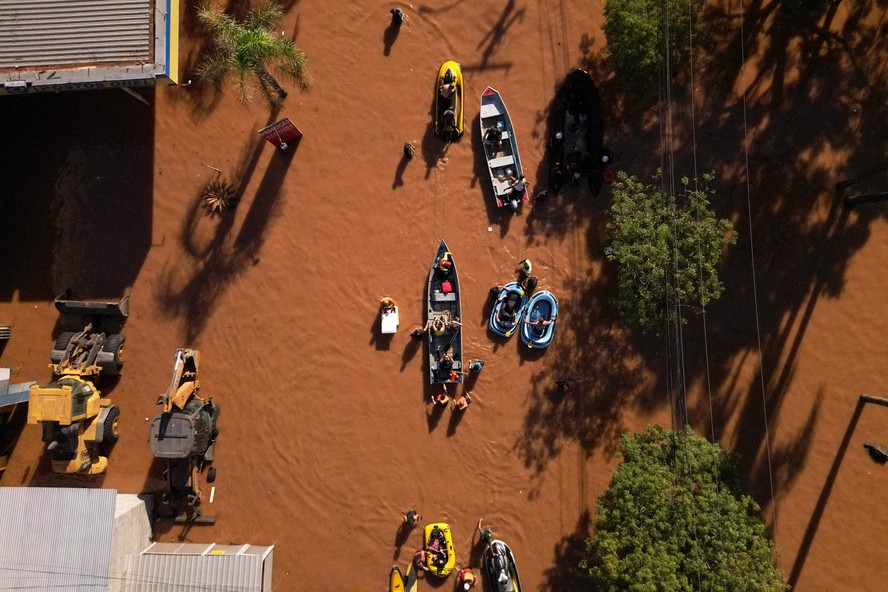 Vista aérea de ruas inundadas durante operações de resgate no bairro de São João, em Porto Alegre, Rio Grande do Sul.