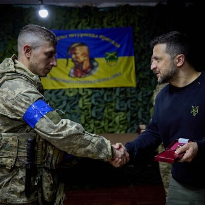 Presidente da Ucrânia, Volodymyr Zelensky (D), entrega honraria militar a soldado de brigada de Kharkiv, no Nordeste ucraniano