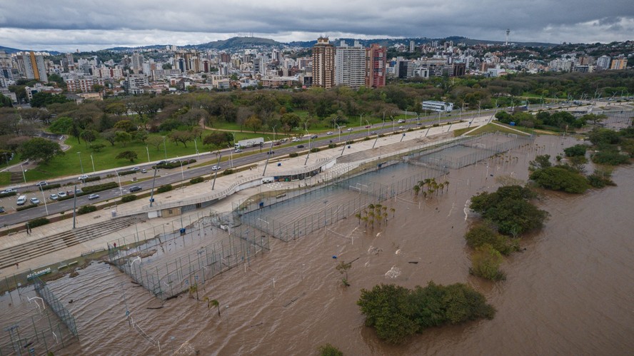 Orla do Rio Guaíba após enchente em Porto Alegre