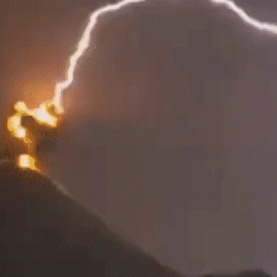 Vídeo mostra o momento em que tempestade raios atinge vulcão em erupção na Guatemala