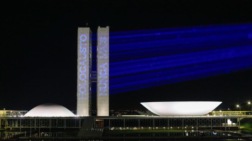 Torres do Congresso Nacional iluminadas com a frase 