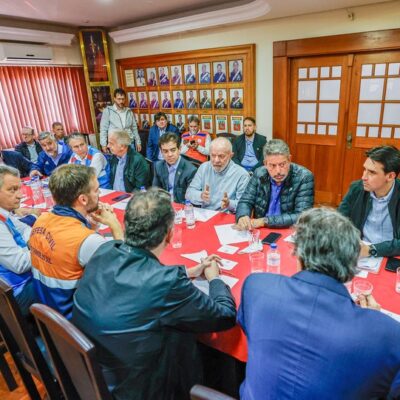 O presidente Lula com ministros em reunião com o governador Eduardo Leite em Porto Alegre