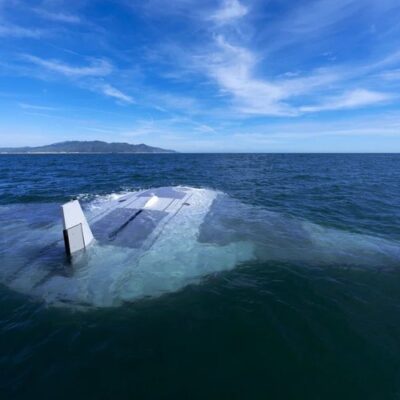 Protótipo do veículo subaquático Manta Ray é testado no mar na Austrália