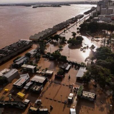Vista aérea da área portuária inundada de Porto Alegre, Rio Grande do Sul, Brasil, tirada em 8 de maio de 2024
 -  (crédito: NELSON ALMEIDA / AFP)